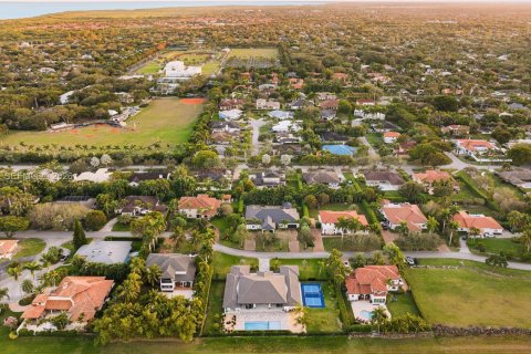 House in Palmetto Bay, Florida 6 bedrooms, 418.06 sq.m. № 2027808 - photo 12