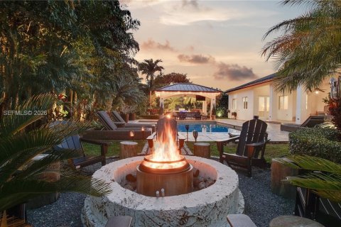 House in Palmetto Bay, Florida 6 bedrooms, 418.06 sq.m. № 2027808 - photo 3