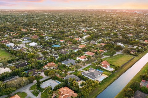 House in Palmetto Bay, Florida 6 bedrooms, 418.06 sq.m. № 2027808 - photo 13