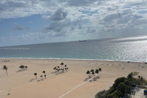 Condo in Fort Lauderdale, Florida, 2 bedrooms  № 1897643 - photo 1