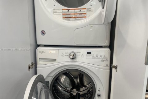 Condo in Fort Lauderdale, Florida, 2 bedrooms  № 1897643 - photo 8