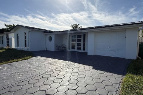 House in Miramar, Florida 4 bedrooms, 164.72 sq.m. № 1972788