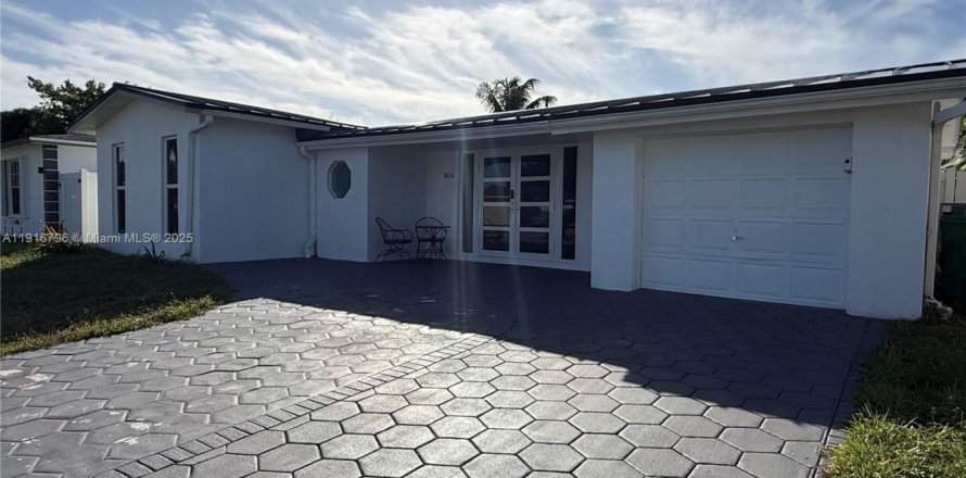 House in Miramar, Florida 4 bedrooms, 164.72 sq.m. № 1972788