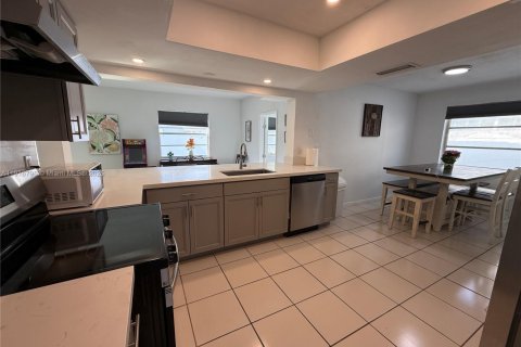 House in Miramar, Florida 4 bedrooms, 164.72 sq.m. № 1972788 - photo 7