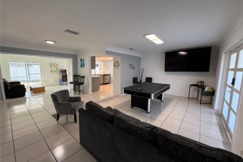 House in Miramar, Florida 4 bedrooms, 164.72 sq.m. № 1972788 - photo 2