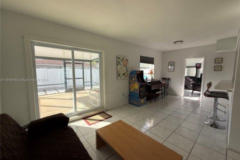 House in Miramar, Florida 4 bedrooms, 164.72 sq.m. № 1972788 - photo 5