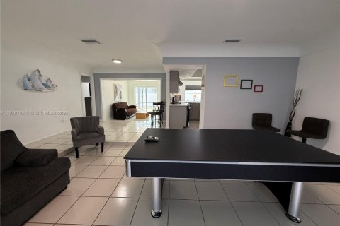 House in Miramar, Florida 4 bedrooms, 164.72 sq.m. № 1972788 - photo 3