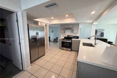 House in Miramar, Florida 4 bedrooms, 164.72 sq.m. № 1972788 - photo 6