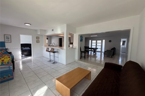 House in Miramar, Florida 4 bedrooms, 164.72 sq.m. № 1972788 - photo 4