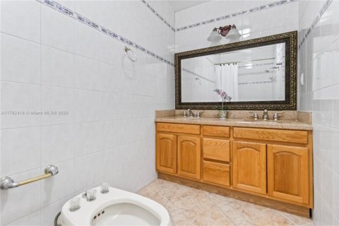 Villa ou maison à vendre à Miami, Floride: 6 chambres, 738.85 m2 № 1958908 - photo 28