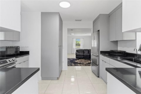 Villa ou maison à vendre à Miami, Floride: 6 chambres, 738.85 m2 № 1958908 - photo 16