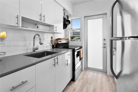 Studio à Condo à Miami Beach, Floride  № 2316025