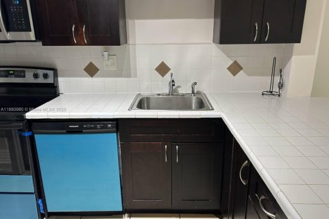 Copropriété à louer à Tamarac, Floride: 2 chambres, 88.16 m2 № 1946605 - photo 1