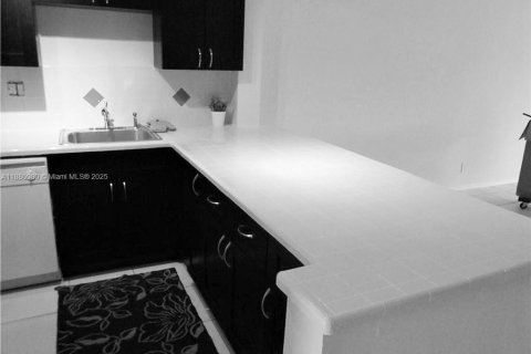 Copropriété à louer à Tamarac, Floride: 2 chambres, 88.16 m2 № 1946605 - photo 3