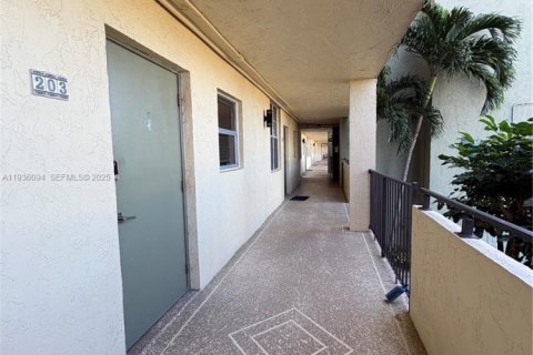 Copropriété à vendre à Pompano Beach, Floride: 2 chambres, 83.98 m2 № 1994543 - photo 12
