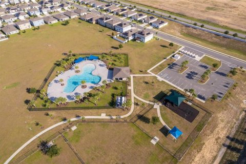House in Haines City, Florida 4 bedrooms, 182 sq.m. № 2201640 - photo 25