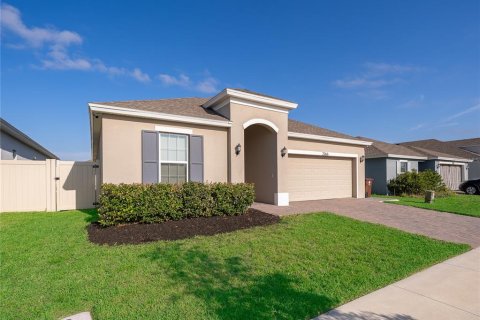 House in Haines City, Florida 4 bedrooms, 182 sq.m. № 2201640 - photo 2