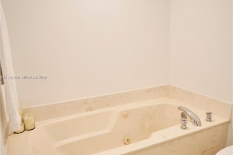 Купить кондоминиум в Майами, Флорида 2 спальни, 186.73м2, № 2023903 - фото 12