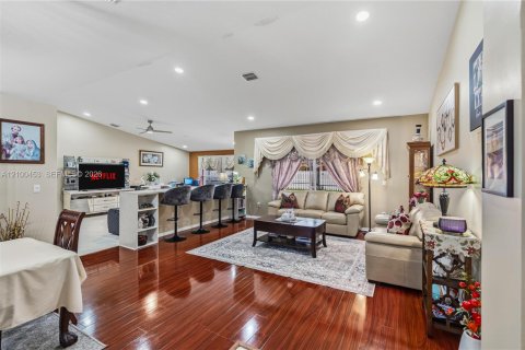 Villa ou maison à vendre à Sunrise, Floride: 3 chambres, 184.78 m2 № 2400587 - photo 2