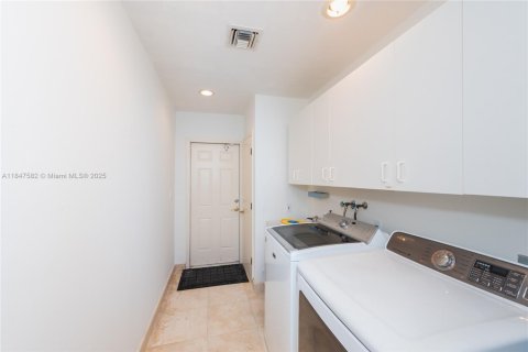 Casa en venta en Pinecrest, Florida, 5 dormitorios, 371.7 m2 № 1847689 - foto 25