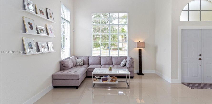 House in Cutler Bay, Florida 5 bedrooms, 251.86 sq.m. № 1756498