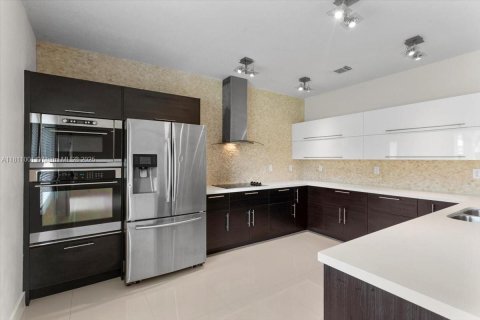 House in Cutler Bay, Florida 5 bedrooms, 251.86 sq.m. № 1756498 - photo 8