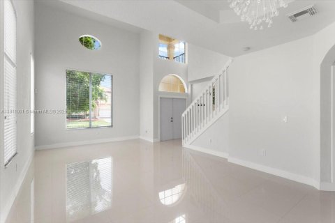 House in Cutler Bay, Florida 5 bedrooms, 251.86 sq.m. № 1756498 - photo 10