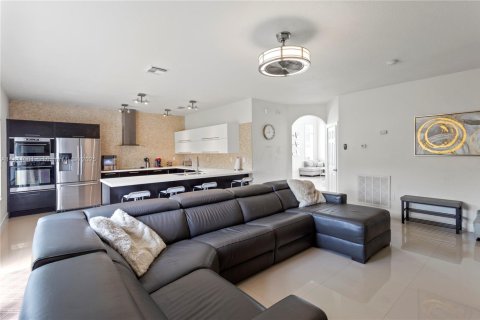 House in Cutler Bay, Florida 5 bedrooms, 251.86 sq.m. № 1756498 - photo 9