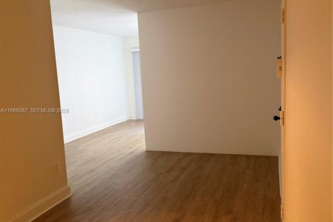 Condo in Miami, Florida, 1 bedroom  № 2029546 - photo 4