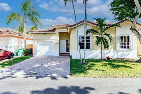 House in Cutler Bay, Florida 3 bedrooms, 127.55 sq.m. № 2087639 - photo 2