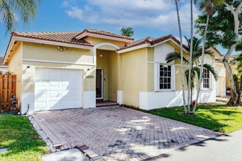 House in Cutler Bay, Florida 3 bedrooms, 127.55 sq.m. № 2087639