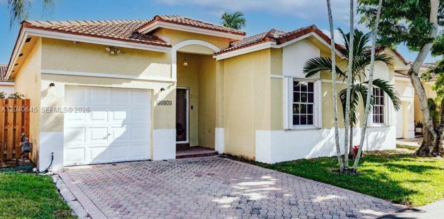House in Cutler Bay, Florida 3 bedrooms, 127.55 sq.m. № 2087639