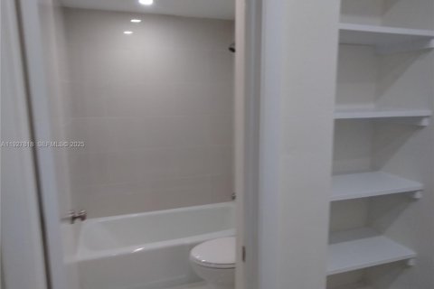 Снять в аренду кондоминиум в Майами, Флорида 2 спальни, 95.97м2, № 1988118 - фото 25