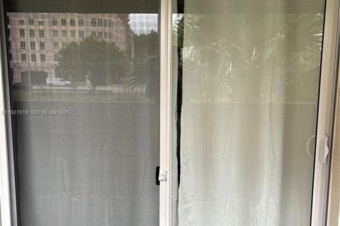 Снять в аренду кондоминиум в Майами, Флорида 2 спальни, 95.97м2, № 1988118 - фото 17