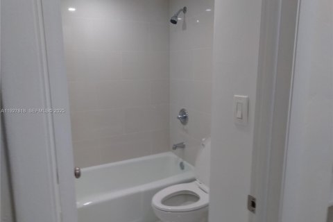 Снять в аренду кондоминиум в Майами, Флорида 2 спальни, 95.97м2, № 1988118 - фото 26