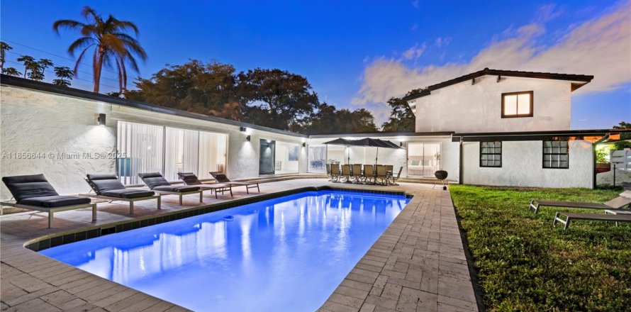Villa ou maison à Hollywood, Floride 8 chambres, 463.58 m2 № 2194489