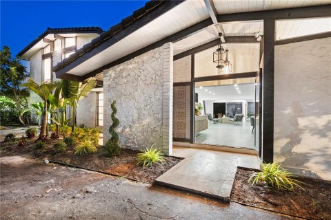 Villa ou maison à louer à Hollywood, Floride: 8 chambres, 463.58 m2 № 2194489 - photo 2