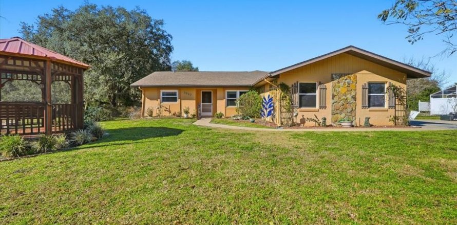 House in Inverness, Florida 3 bedrooms, 192.4 sq.m. № 2231654
