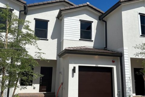 Townhouse in Pembroke Pines, Florida 3 bedrooms, 140 sq.m. № 1926320 - photo 1