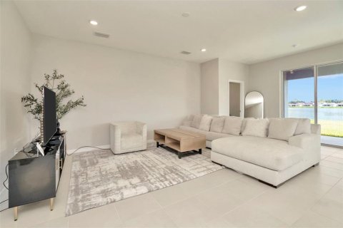 House in Plant City, Florida 4 bedrooms, 189.06 sq.m. № 1838978 - photo 6