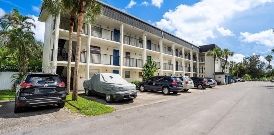 Кондоминиум с 2 спальнями в Дейви, Флорида № 1931608