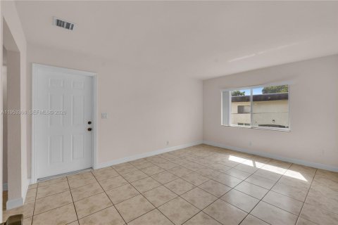Condominio en venta en Lauderhill, Florida, 3 dormitorios, 125.42 m2 № 2030251 - foto 4