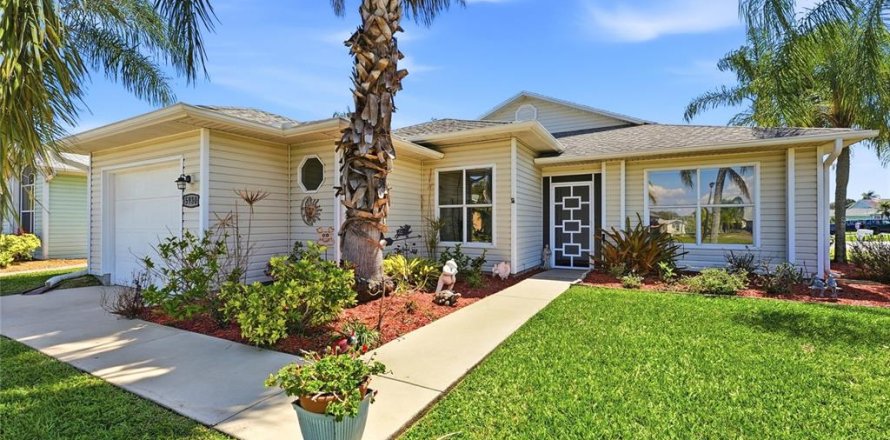 House in St. Lucie, Florida 2 bedrooms, 121.24 sq.m. № 2233269