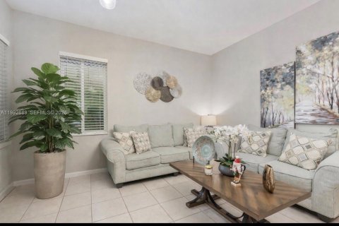 House in Weston, Florida 4 bedrooms, 172.71 sq.m. № 2055934 - photo 5