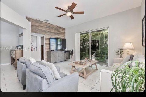 House in Weston, Florida 4 bedrooms, 172.71 sq.m. № 2055934 - photo 11