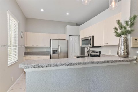 House in Weston, Florida 4 bedrooms, 172.71 sq.m. № 2055934 - photo 17