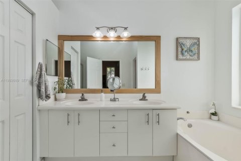 House in Weston, Florida 4 bedrooms, 172.71 sq.m. № 2055934 - photo 19