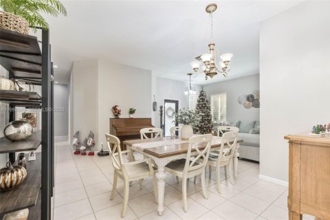 House in Weston, Florida 4 bedrooms, 172.71 sq.m. № 2055934 - photo 7