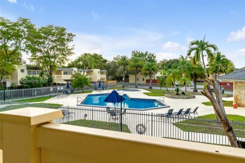 Adosado en venta en Miami, Florida, 2 dormitorios, 117.61 m2 № 1989667 - foto 1