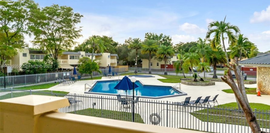 Adosado en Miami, Florida 2 dormitorios, 117.61 m2 № 1989667